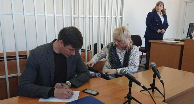 Адвокаты Пётр Заикин и Марина Дубровина в зале суда. Фото: Пресс-служба ПЦ "Мемориал"