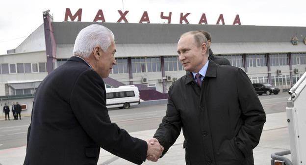 Владимир Путин (справа) и Владимир Васильев в Махачкале. 13 марта 2018 г. Фото: Sputnik/Alexei Nikolsky/Kremlin via REUTERS