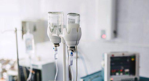 Капельницы во время операции. Фото Sputnik / Varvara Gertye
https://ru.sputnik.az/incidents/20180315/414449463/chernye-transplantologi-azerbajdzhan.html