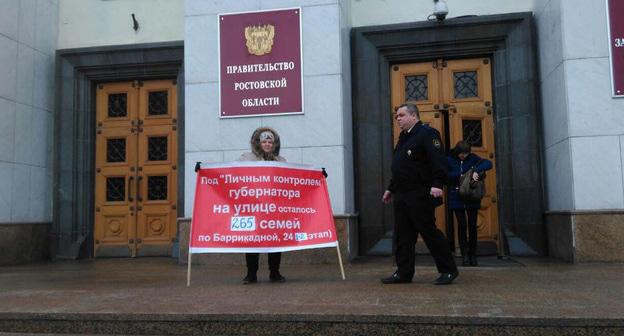 Одиночные пикеты дольщиков ЖК "1-я Баррикадная, 24" перед зданием правительства Ростовской области. 15 марта 2018 г. Фото Константина Волгина для "Кавказского узла"
