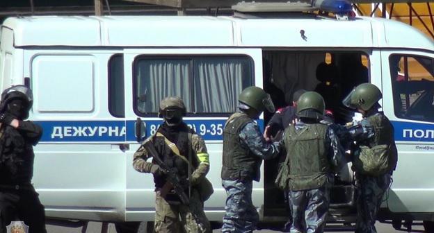 Задержание. Фото пресс-службы Национального антитеррористического комитета http://nac.gov.ru/antiterroristicheskie-ucheniya/v-gorode-kyzyle-provedeno-antiterroristicheskoe-0.html