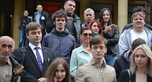 В центре на фото у здания суда слева первый ряд супруга Константина Зыкова, Татьяна. Справа Константин Зыков. Фото Светланы Кравченко для "Кавказского узла"