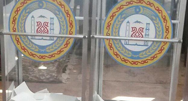 Избирательная урна в школе в Грозном, через полтора часа после начала голосования. Фото корреспондента "Кавказского узла"