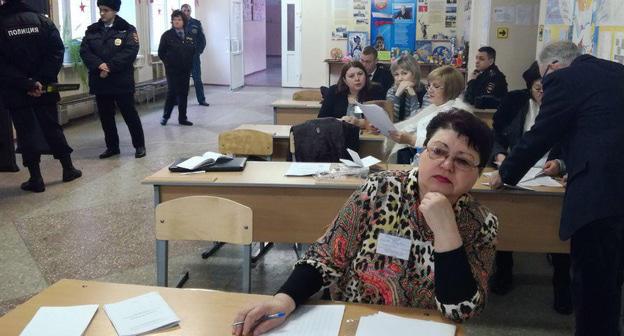 Наблюдатели на избирательном участке. Волгоград, 18 марта 2018 года. Фото Татьяны Филимоновой для "Кавказского узла"