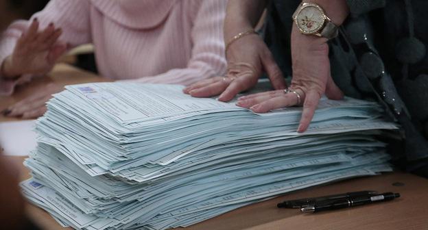 Пересчет голосов. Фото: REUTERS/Anton Vaganov