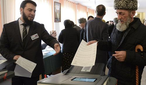 На избирательном участке во время выборов. Грозный, Чечня, 18 марта 2018 г. Фото: REUTERS/Said Tsarnayev