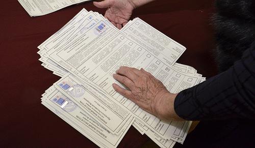 Подсчет голосов. Фото: REUTERS/Yuri Maltsev