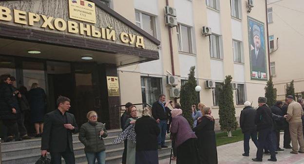 Возле здания суда. 19 марта 2018 г. Фото: Пресс-служба ПЦ "Мемориал"