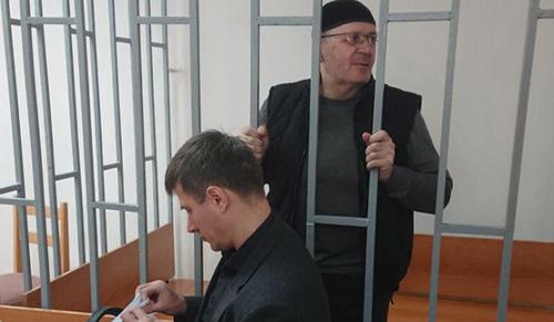 Адвокат Пётр Заикин (слева) и Оюб Титиев в зале суда. 19 марта 2018 года. Фото: пресс-служба ПЦ "Мемориал"