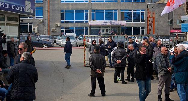 Люди у здания телекомпании "Рустави-2". Тбилиси, 19 марта 2018 г. Фото © Sputnik / Alexander Imedashvili
https://sputnik-georgia.ru/incidents/20180319/239726876/Shutka-o-Hriste-privela-k-besporjadkam-u-zdanija-telekanala-v-Tbilisi.html