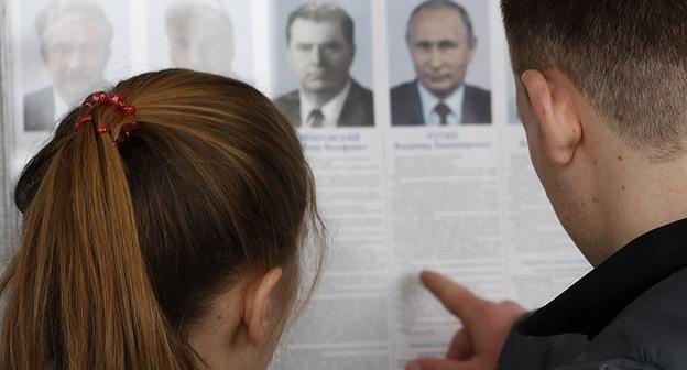 Избиратели в день голосования на избирательном участке. 18 марта 2018 г. Фото: REUTERS/Eduard Korniyenko