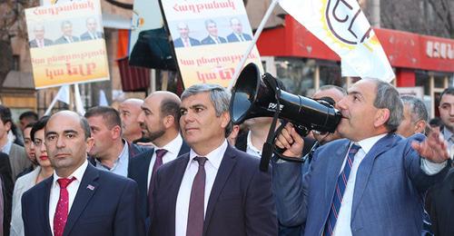 Лидеры блока "Елк" Эдмон Марукян, Арам Саркисян и Никол Пашинян (слева направо) на предвыборном шествии в Ереване. Фото Тиграна Петросяна для "Кавказского узла"
