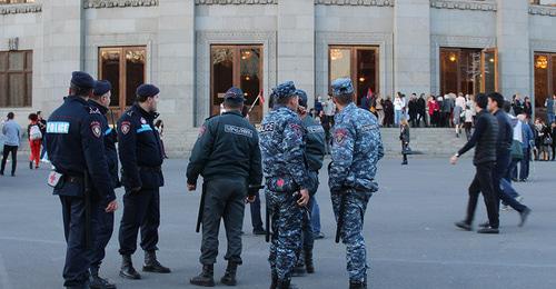Сотрудники полиции наблюдают за участниками акции. Ереван, 21 марта 2018 г. Фото Армине Мартиросян для "Кавказского узла"
