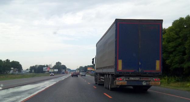 Большегрузный автомобиль на объездной дороге. Фото Нины Тумановов йдля "Кавказского узла"