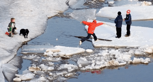 Дети играют на льду. Фото http://54.mchs.gov.ru/pressroom/news/item/6527165