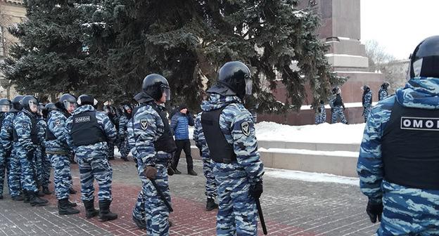 Сотрудники полиции оцепили место проведения акции "Забастовка избирателей". Волгоград, 28 января 2018 г. Фото Татьяны Филимоновой для "Кавказского узла"