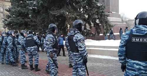 Сотрудники полиции оцепили место проведения акции "Забастовка избирателей". Волгоград, 28 января 2018 г. Фото Татьяны Филимоновой для "Кавказского узла"
