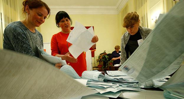 Подсчет голосов. Выборы президента России. 18 марта 2018 года. Фото: REUTERS/Vasily Fedosenko