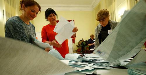 Подсчет голосов. Выборы президента России. 18 марта 2018 года. Фото: REUTERS/Vasily Fedosenko