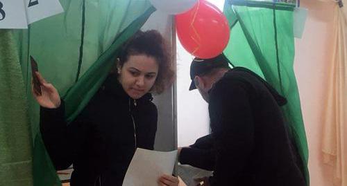 Голосование на избирательном участке №207 в поселке Яблоновский. Адыгея, 18 марта 2018 года. Фото Анны Грицевич для "Кавказского узла"