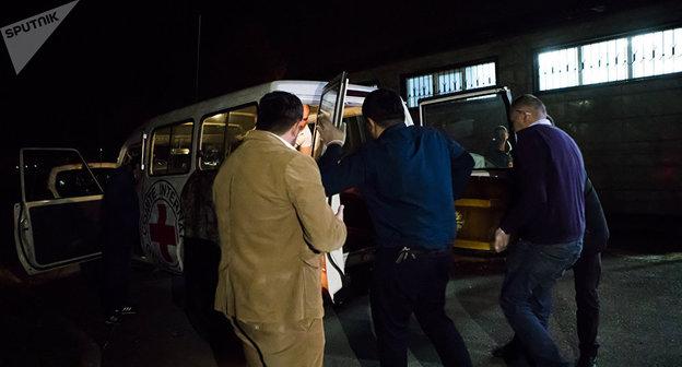 Передача тела Арчила Татунашвили Фото  Sputnik/ Natalia Airiyan
https://sputnik-georgia.ru/incidents/20180320/239740734/Telo-skonchavshegosja-v-Chinvali-Tatunashvili-peredali-vlastjam-Gruzii.html