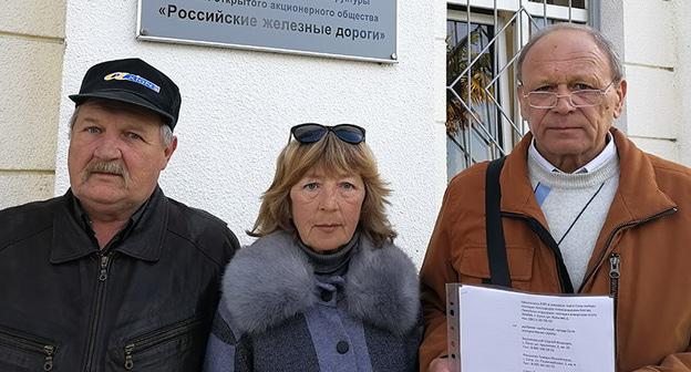 Евгений Словев (слева) с инициативной группой с жалобой на охранников морпорта возле здания суда. Фото Светланы Кравченко для "Кавказского узла"