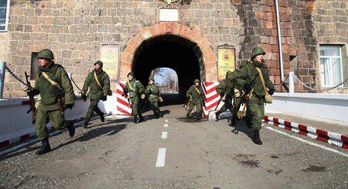 Солдаты на 102-ой российской военной базе в Армении.  
Фото Пресс-служба ЮВО