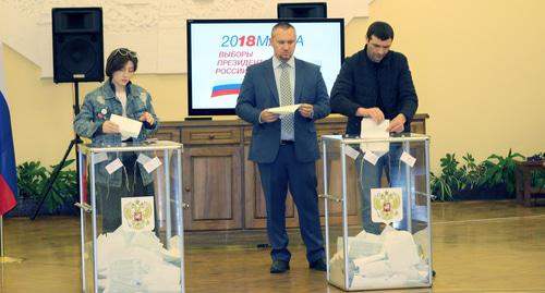 Избиратели на участке №8026 в Ереване 18 марта 2018 года. Фото Тиграна петросяна для "Кавказского узла"