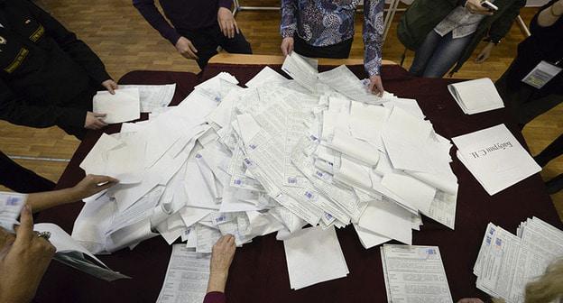 Подсчет голосов. Выборы президента России. 18 марта 2018 г. Фото: REUTERS/Yuri Maltsev