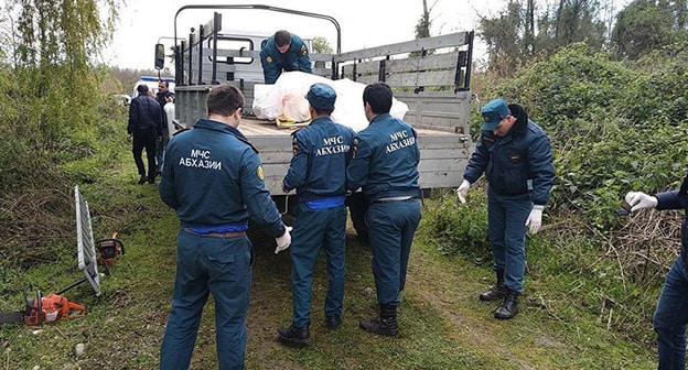 Сотрудники МЧС на месте взрыва в лесном массиве Сухумского района. Фото: Пресс-служба МЧС Абхазии