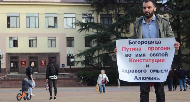 Валерий Туаев в одиночном пикете. Сочи, 26 марта 2018 г. Фото Светланы Кравченко для