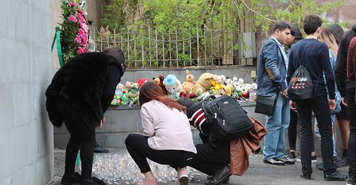 Жители Еревана несут к посольству России цветы, мягкие игрушки и зажигают свечи в память жертв трагедии в Кемерово. Ереван, 28 марта 2018 г. Фото Тиграна Петросяна для "Кавказского узла"