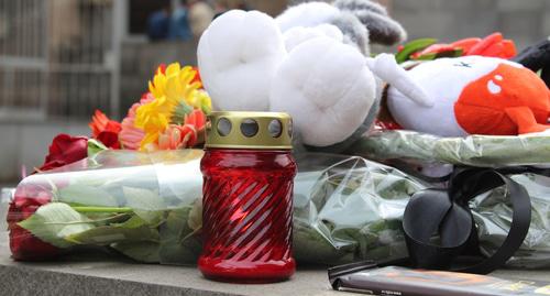 Игрушки и цветы в память по погибшим в Кемерово. Ереван, 28 марта 2018 года. Фото Тиграна Петросяна для "Кавказского узла"