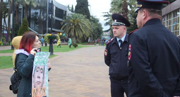 Одиночный пикет против коррупции в Сочи Ирины Бархатовой. Фото Светланы Кравченко для "Кавказского узла"