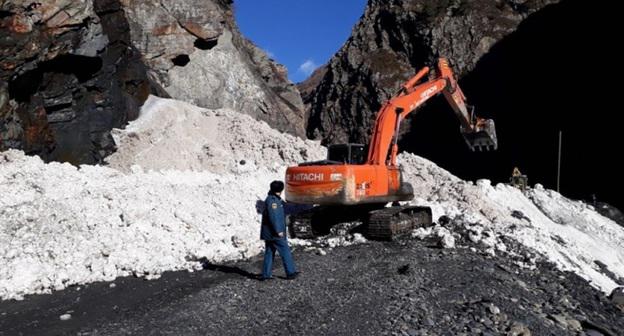 Расчистка участка дороги, где сошла лавина.
Фото портала МЧС Медиа http://www.mchsmedia.ru/news/item/6559920/
