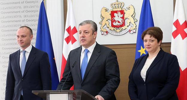 Премьер-министр Грузии Георгий Квирикашвили представляет нового министра регионального развития и инфраструктуры Майю Цкитишвили (справа). Фото представлено пресс-службой правительства Грузии