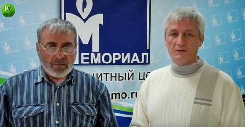 Обращение отца убитых братьев и Джамбулата Гасанова (справа). Кадр из видео "Кавказского узла"