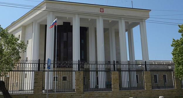 Посольство России в Абхазии. Фото © Sputnik Томас Тхайцук https://sputnik-abkhazia.ru/world/20170726/1021527050/posolstvo-rf-sledit-za-situaciej-s-propavshim-v-abxazii-turistom-iz-rossii.html