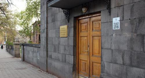 Вход в здание парламента Армении. Фото Армине Мартиросян для "Кавказского узла"