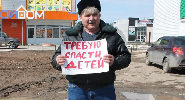 Владимир Бобиченко в одиночном пикете. Волгоград, 31 марта 2018 года. Фото Татьяны Филимоновой для "Кавказского узла"