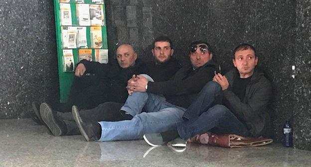 Работники Батумского морского порта начали забастовку. 2 апреля 2018 года. Фото: Eka Lortkipanidze (RFE/RL)