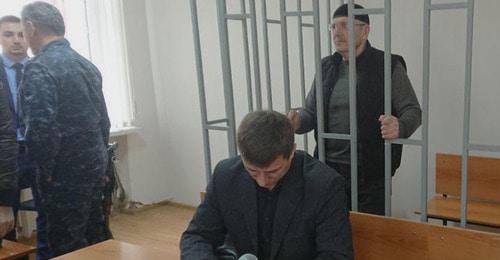 Оюб Титиев в зале суда. Фото: Пресс-служба ПЦ "Мемориал"