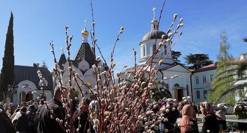 Верующие у храма в Сочи в Вербное воскресенье. Фото Светланы Кравченко для "Кавказского узла". 