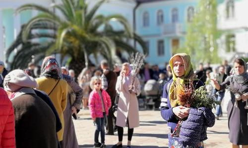 Верующие с ветками вербы в Сочи. Фото Светланы Кравченко для "Кавказского узла".