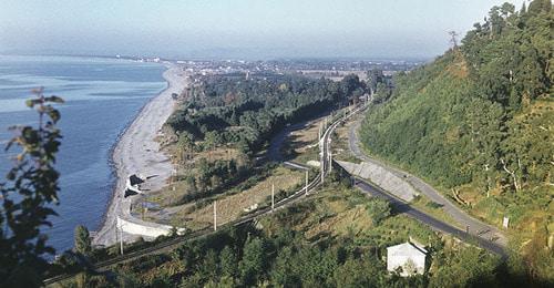 Побережье Черного моря в районе Кобулети. Фото © Sputnik/ В. Колетаев
 https://ru.armeniasputnik.am/society/20170820/8336358/afera-po-armyanski-kak-v-kobuleti-zarabatyvayut-na-naivnyh-turistah.html