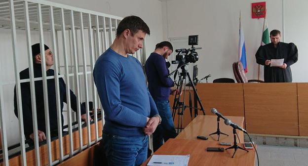 Адвокат Петр Заикин (справа) и Оюб Титиев в зале суда. Грозный, 4 апреля 2018 года. Фото: пресс-служба ПЦ "Мемориал"