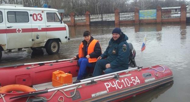 Сотрудники МЧС в зоне паводка. Фото пресс-службы Волгоградской области. http://www.volgograd.ru/news/181775/