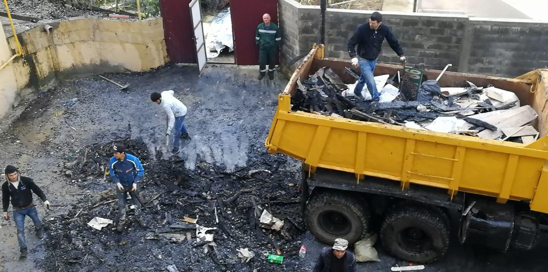 Вывоз мусора после пожара. Фото Светланы Кравченко для "Кавказского узла".