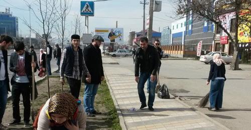 Субботник по очистке улиц Грозного. Апрель 2016 г. Фото Ибрагима Эстамирова http://www.grozny-inform.ru