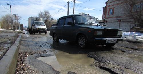 Разбитая дорога в Волгограде. Фото: Вячеслав Ященко для "Кавказского узла"